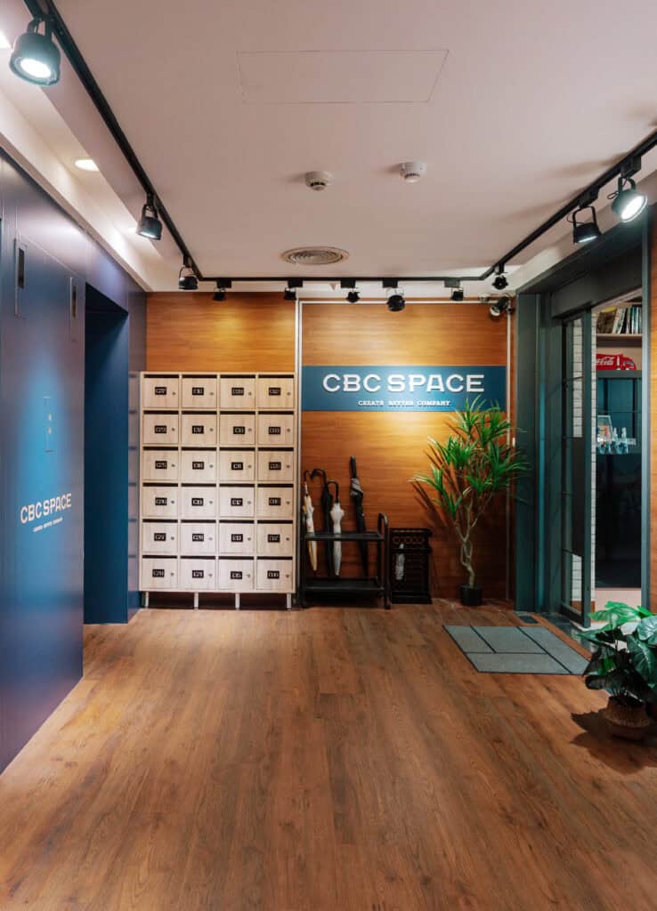 CBC 信義市府館_大門 【信義區商務中心推薦】CBC SPACE - 市府館 的牆面與地板採用木紋設計,營造溫暖且自然的氛圍,適合營造放鬆的第一印象。 photo by Kelvin