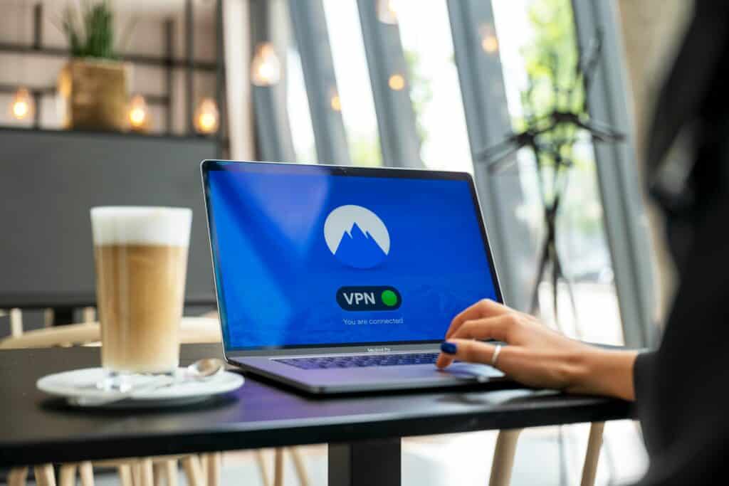 vpn 數位遊牧 Photo by Petter Lagson on Unsplash 遠距工作 Photo by Petter Lagson on Unsplash